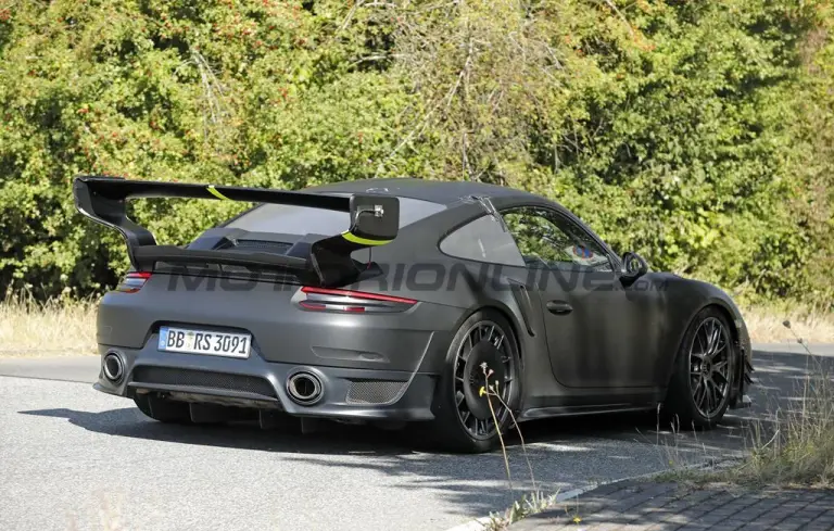 Porsche 911 Flachbau 2026 - Foto spia 27-08-2025 - 15