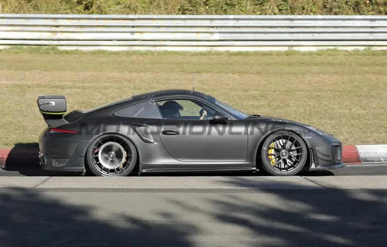 Porsche 911 Flachbau 2026 - Foto spia 27-08-2025 - 4