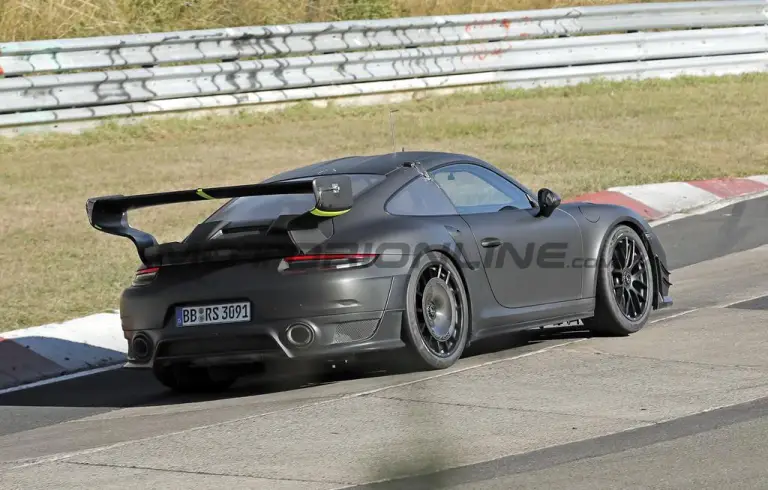 Porsche 911 Flachbau 2026 - Foto spia 27-08-2025 - 10