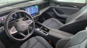 Volkswagen Passat PHEV 2025 come va