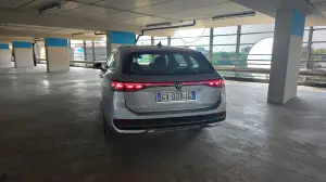 Volkswagen Passat PHEV 2025 come va