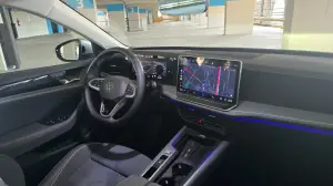 Volkswagen Passat PHEV 2025 come va
