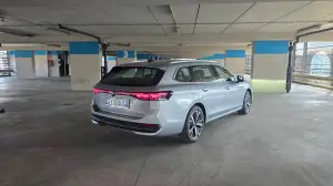 Volkswagen Passat PHEV 2025 come va