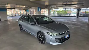 Volkswagen Passat PHEV 2025 come va