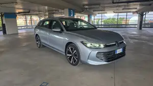 Volkswagen Passat PHEV 2025 come va