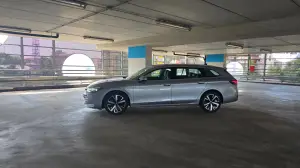 Volkswagen Passat PHEV 2025 come va