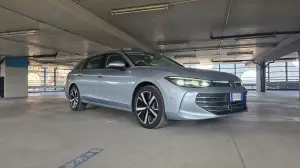 Volkswagen Passat PHEV 2025 come va