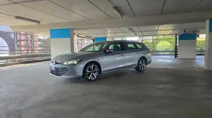 Volkswagen Passat PHEV 2025 come va