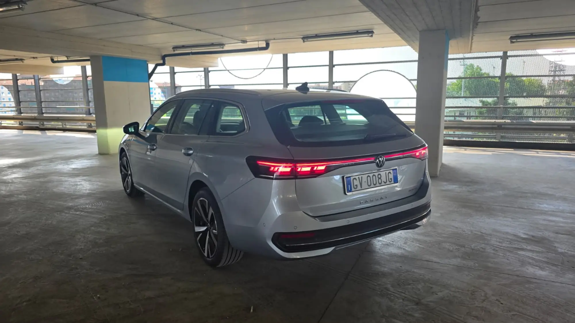 Volkswagen Passat PHEV 2025 come va - 13
