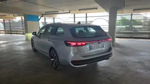 Volkswagen Passat PHEV 2025 come va