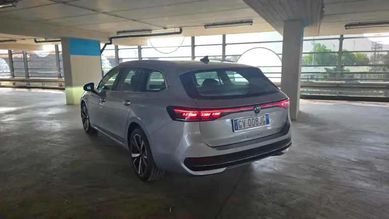 Volkswagen Passat PHEV 2025 come va - 13