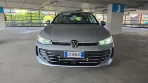 Volkswagen Passat PHEV 2025 come va