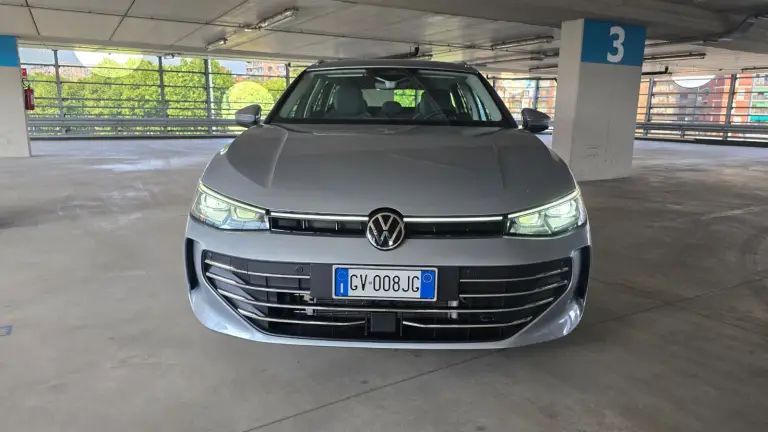 Volkswagen Passat PHEV 2025 come va - 12