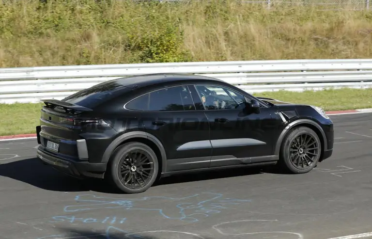 Porsche Cayenne Coupe Turbo GT 2027 - Foto spia 11-09-2025 - 12