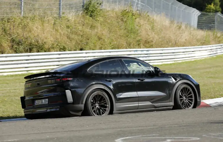 Porsche Cayenne Coupe Turbo GT 2027 - Foto spia 11-09-2025 - 13