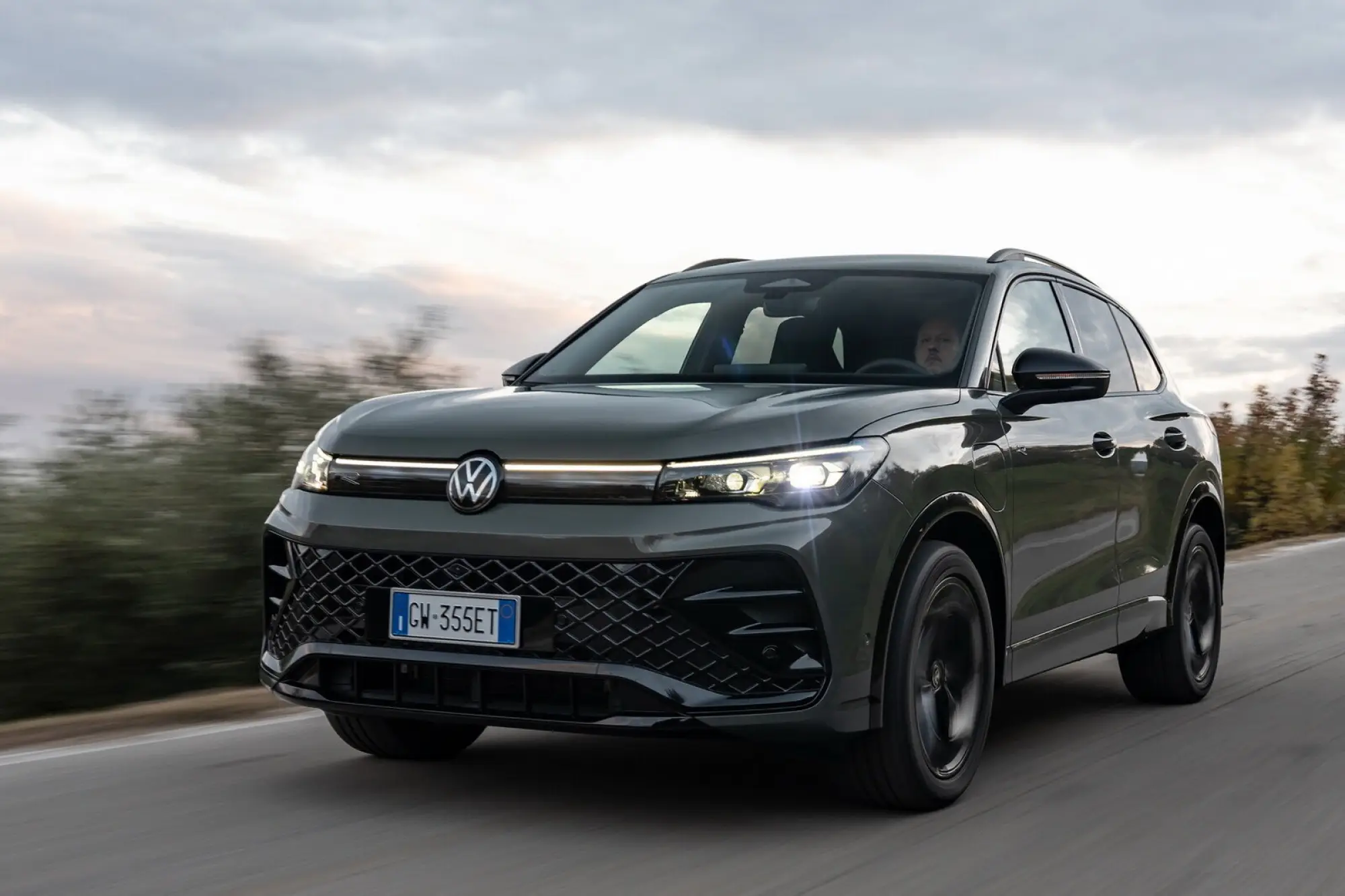 Volkswagen Tiguan e-hybrid 2025: prezzo, foto, dimensioni, allestimenti - 1