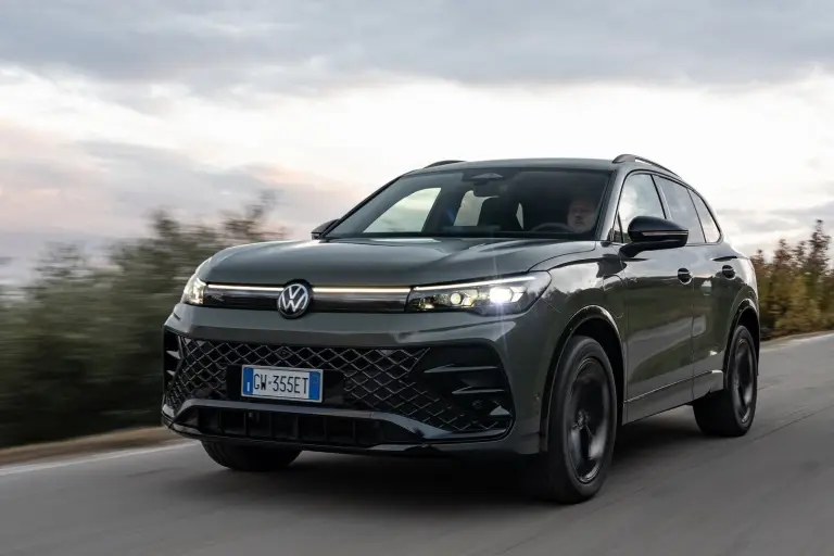 Volkswagen Tiguan e-hybrid 2025: prezzo, foto, dimensioni, allestimenti - 1