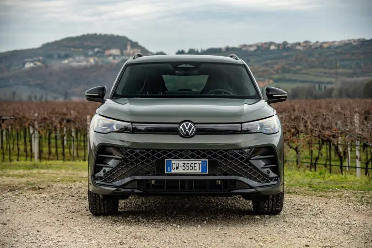 Volkswagen Tiguan e-hybrid 2025: prezzo, foto, dimensioni, allestimenti - 5
