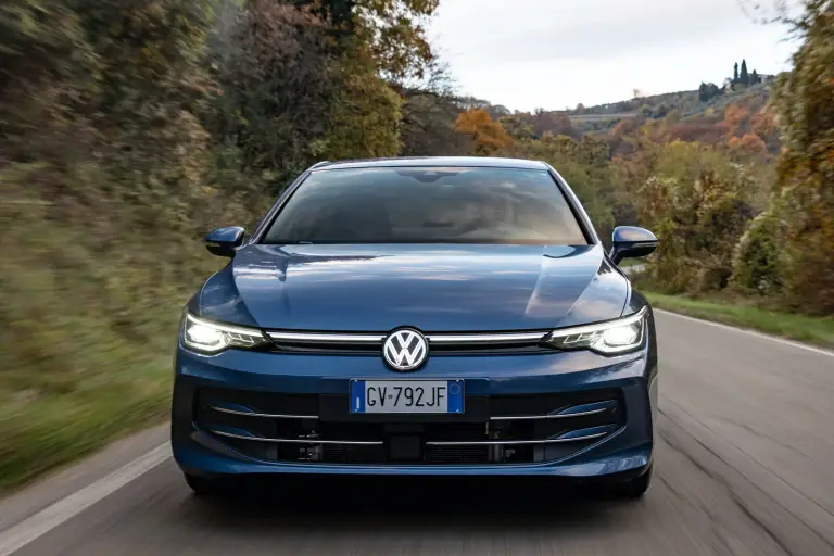 Volkswagen Golf 2025 e-hybrid (e non solo): prezzo, foto, dimensioni, allestimenti - 1