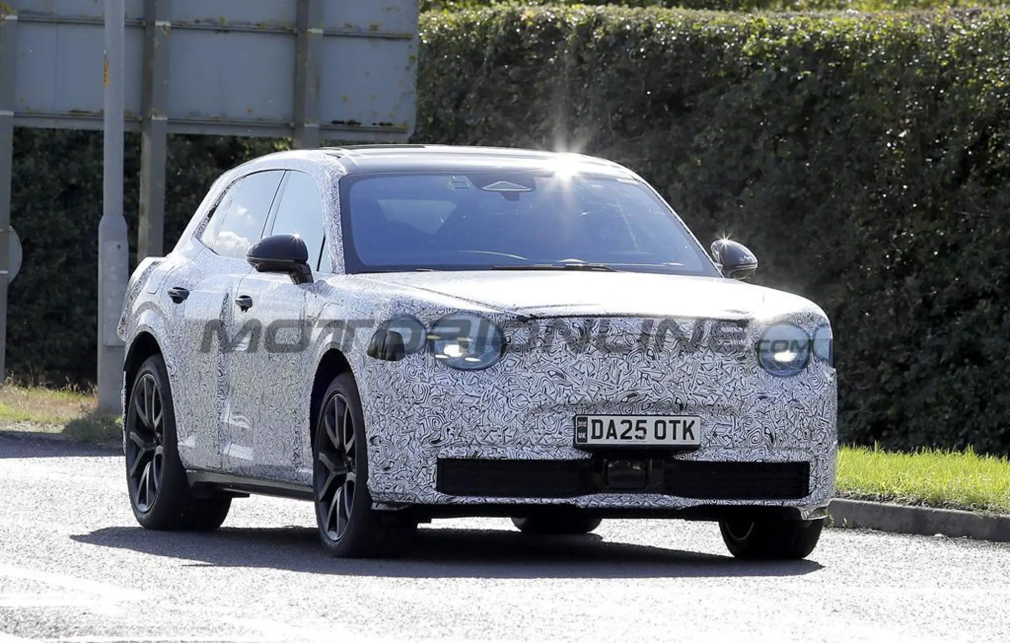 Bentley SUV compatto EV 2027 - Foto spia 23-09-2025 - 1