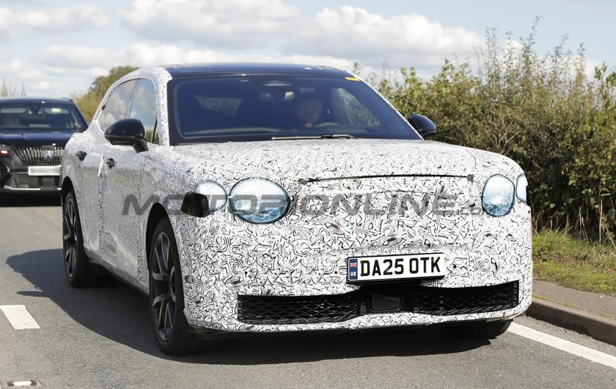 Bentley SUV compatto EV 2027 - Foto spia 23-09-2025 - 8