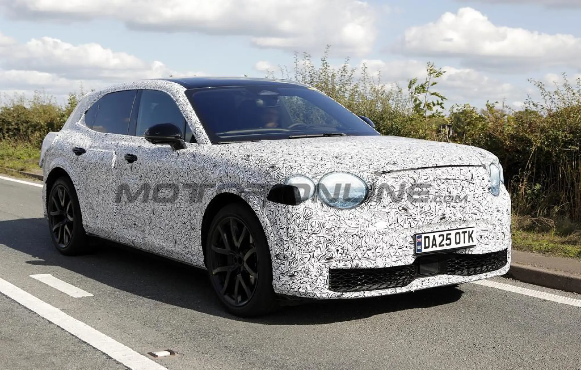 Bentley SUV compatto EV 2027 - Foto spia 23-09-2025 - 13