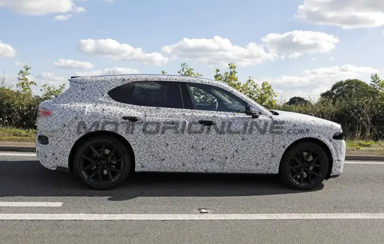Bentley SUV compatto EV 2027 - Foto spia 23-09-2025 - 11