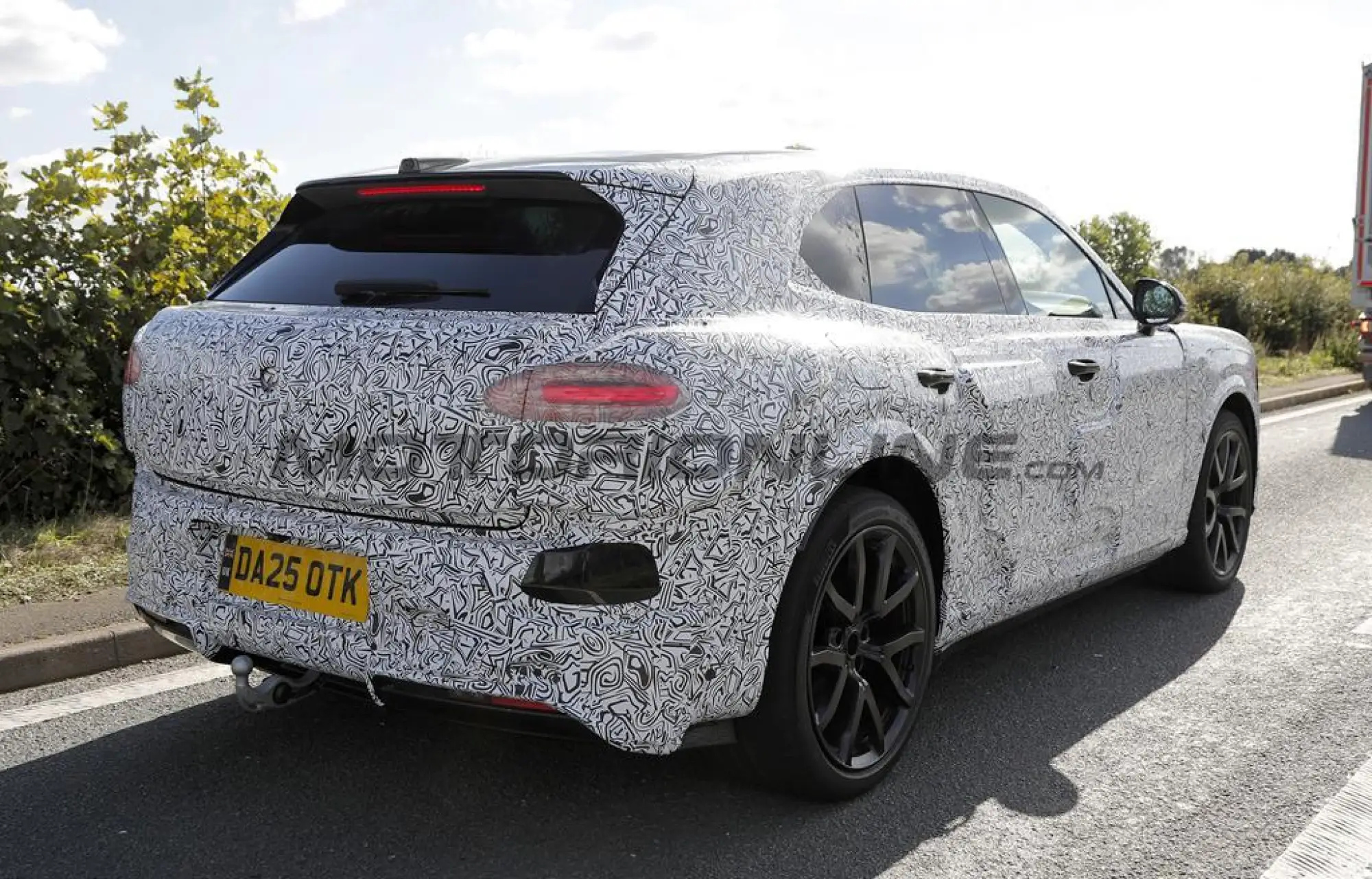 Bentley SUV compatto EV 2027 - Foto spia 23-09-2025 - 15