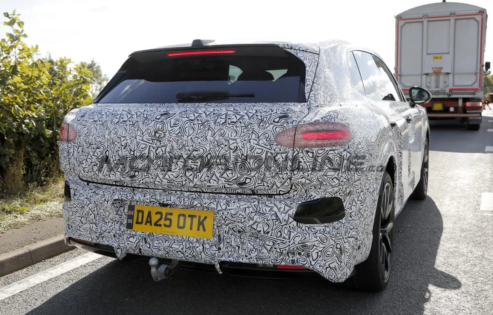 Bentley SUV compatto EV 2027 - Foto spia 23-09-2025 - 12