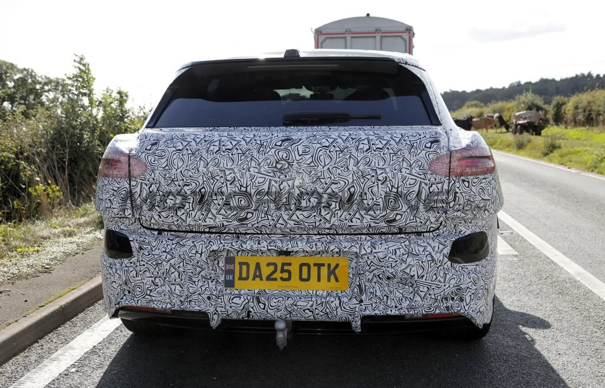 Bentley SUV compatto EV 2027 - Foto spia 23-09-2025 - 14