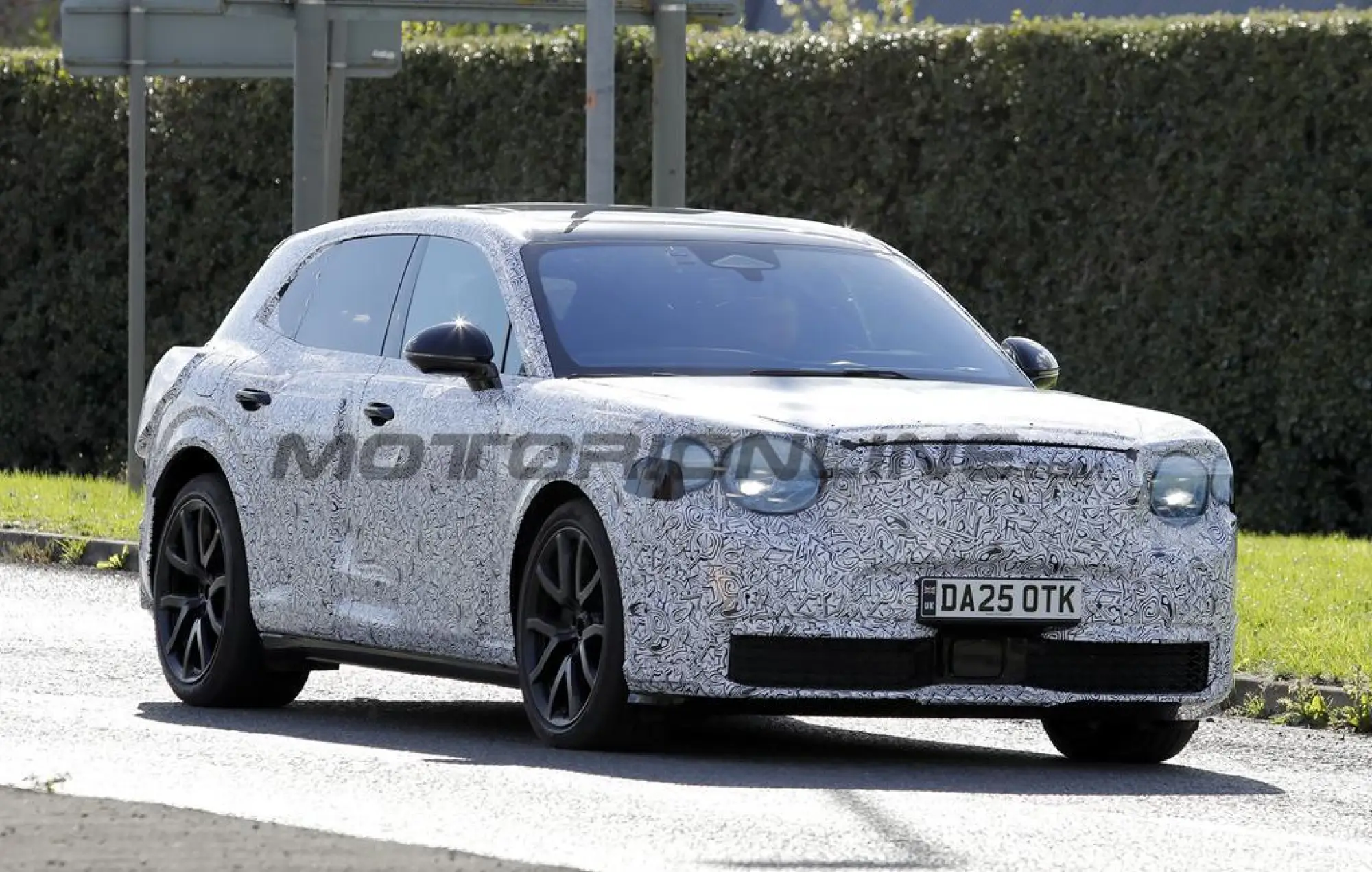 Bentley SUV compatto EV 2027 - Foto spia 23-09-2025 - 2