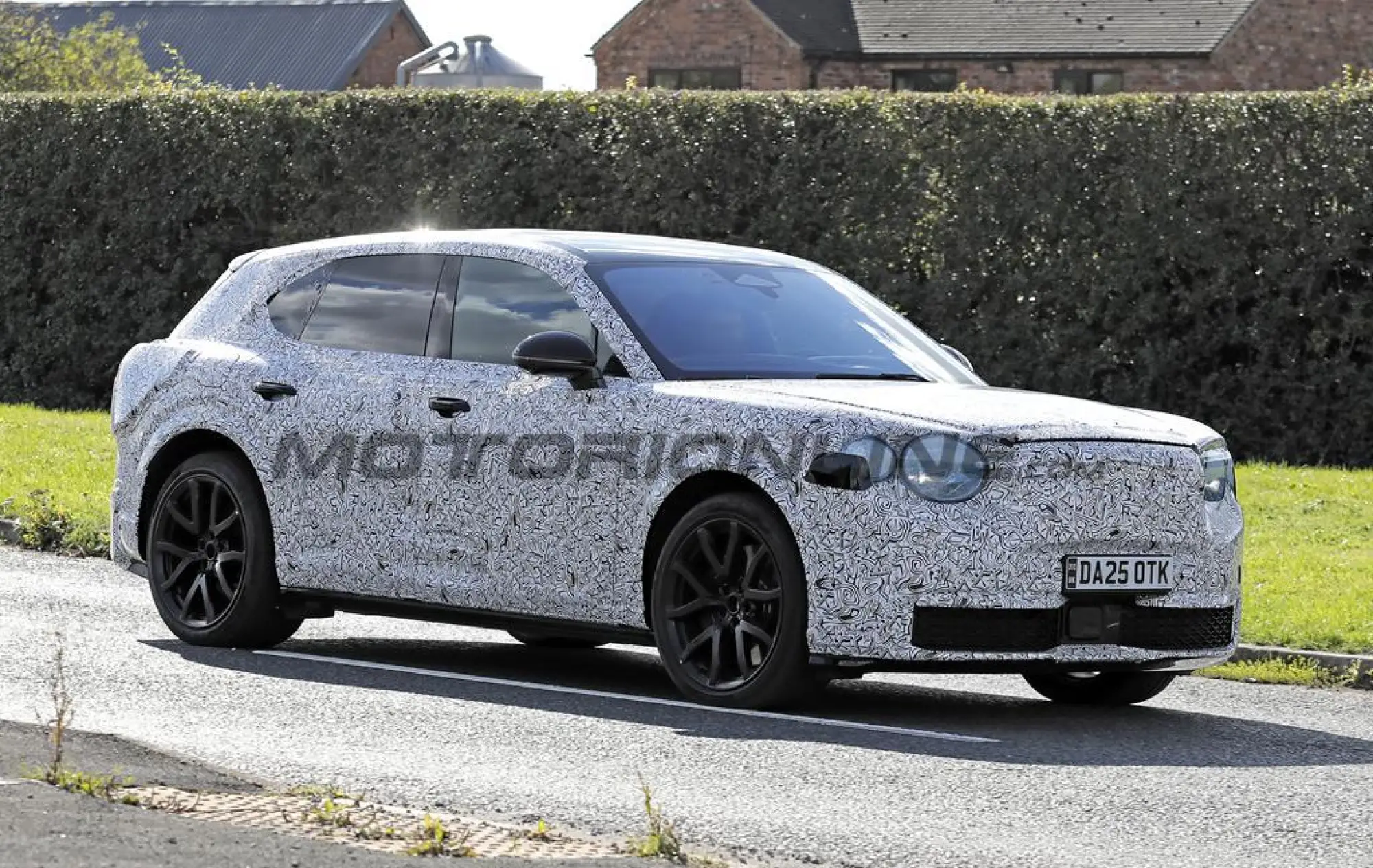 Bentley SUV compatto EV 2027 - Foto spia 23-09-2025 - 4