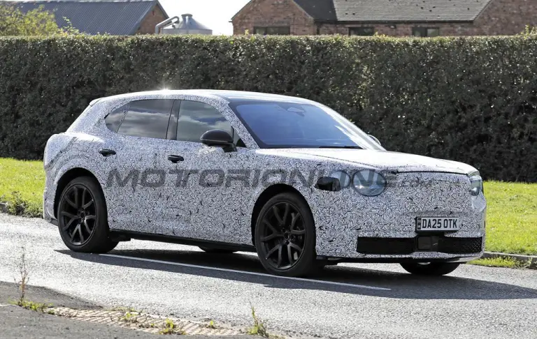 Bentley SUV compatto EV 2027 - Foto spia 23-09-2025 - 4