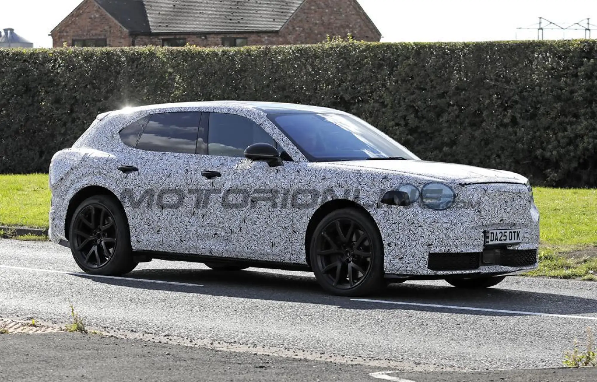 Bentley SUV compatto EV 2027 - Foto spia 23-09-2025 - 3