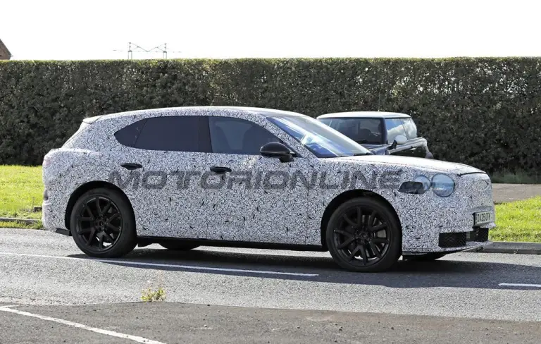 Bentley SUV compatto EV 2027 - Foto spia 23-09-2025 - 6