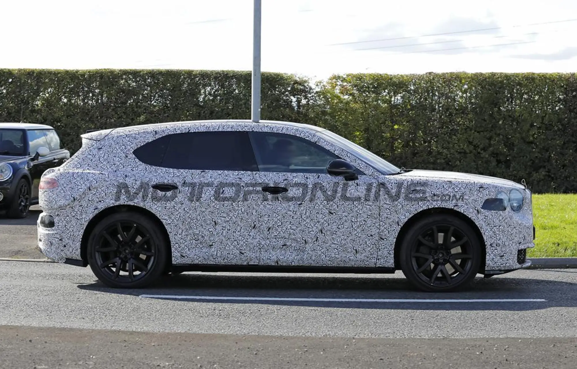 Bentley SUV compatto EV 2027 - Foto spia 23-09-2025 - 5