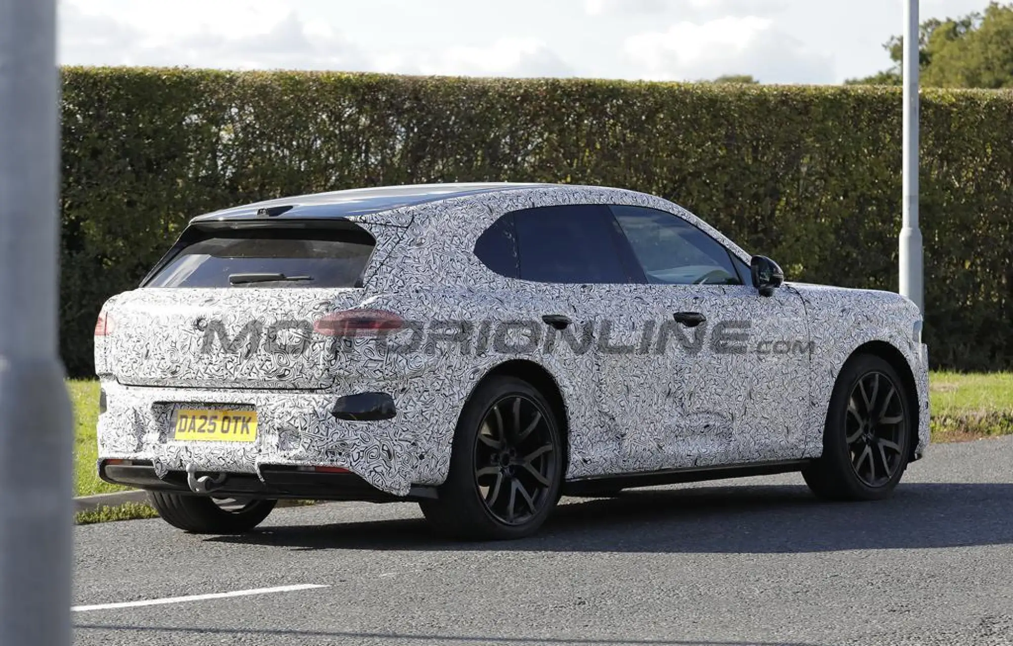 Bentley SUV compatto EV 2027 - Foto spia 23-09-2025 - 9
