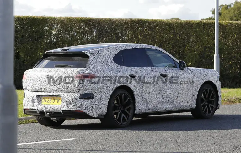 Bentley SUV compatto EV 2027 - Foto spia 23-09-2025 - 9