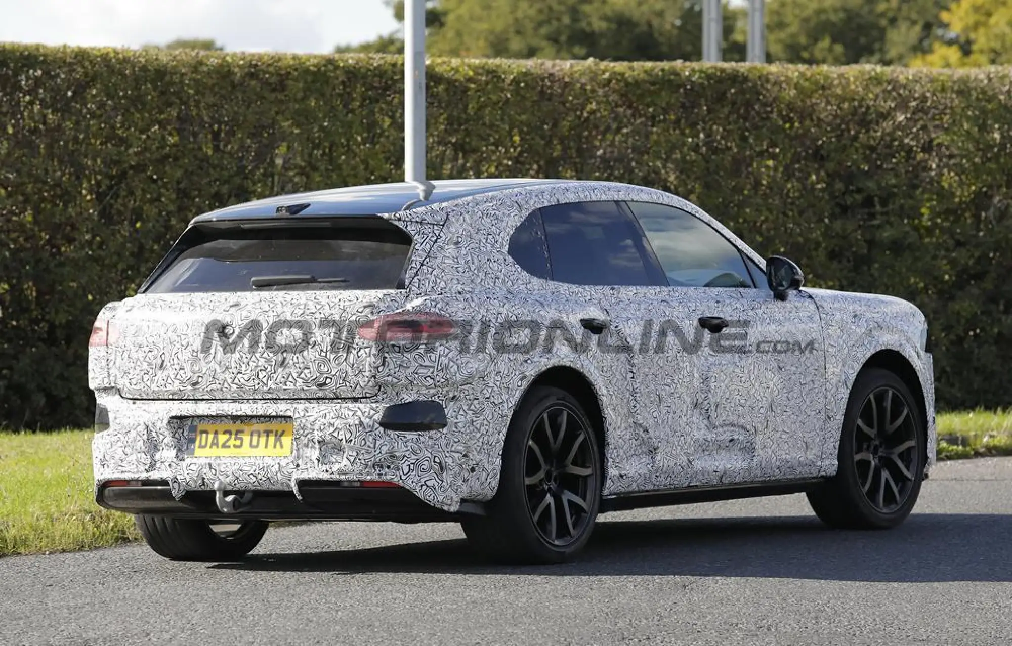 Bentley SUV compatto EV 2027 - Foto spia 23-09-2025 - 7