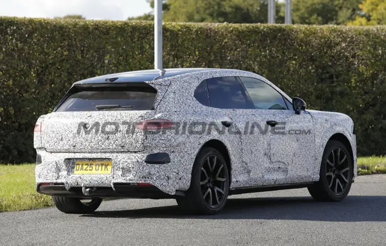 Bentley SUV compatto EV 2027 - Foto spia 23-09-2025 - 7