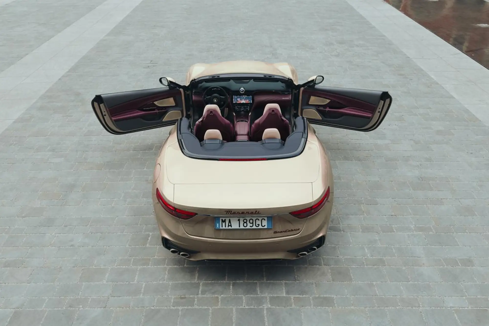 Maserati GranTurismo Rosso Velluto e GranCabrio Oro Lirico - 2