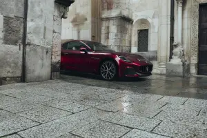 Maserati GranTurismo Rosso Velluto e GranCabrio Oro Lirico