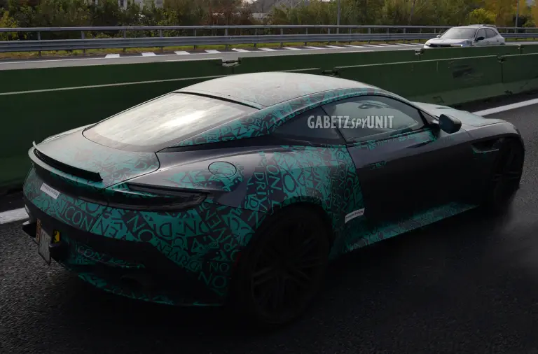 Aston Martin DB12 - Foto spia 10-11-2025 - 2