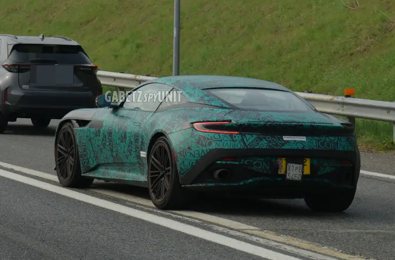 Aston Martin DB12 - Foto spia 10-11-2025 - 7