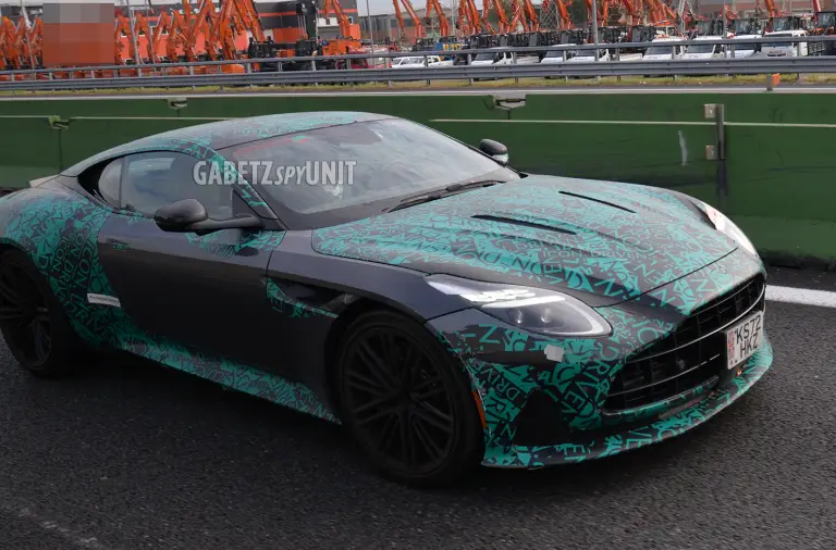 Aston Martin DB12 - Foto spia 10-11-2025 - 11