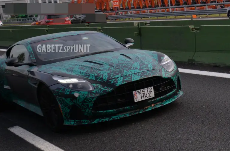 Aston Martin DB12 - Foto spia 10-11-2025 - 4