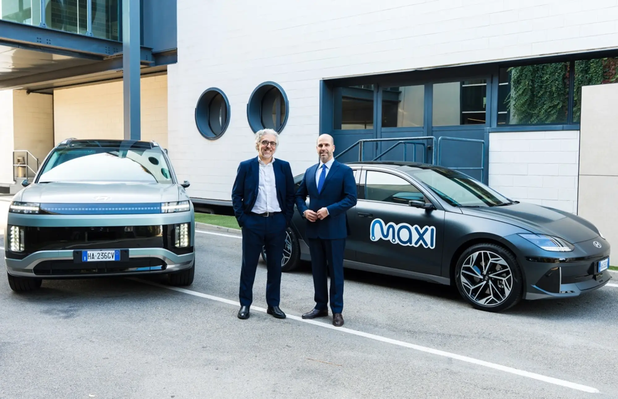 Hyundai e Maxi Mobility - Corporate rent EV - 4