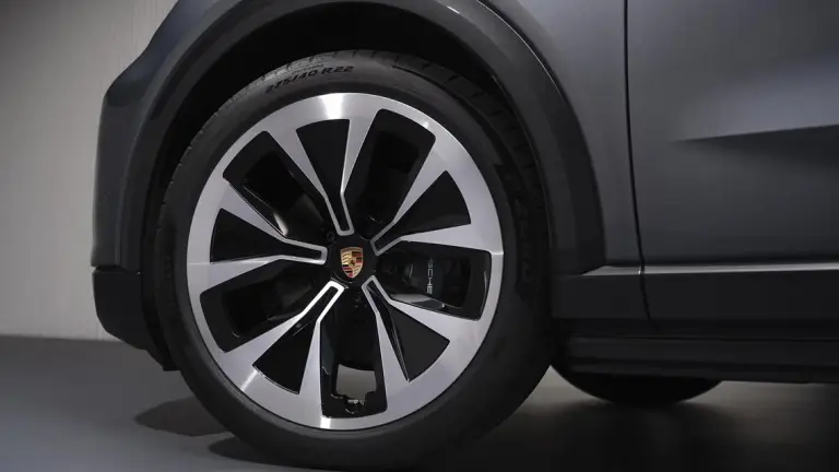 Porsche Cayenne Electric - 36