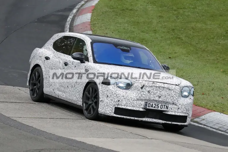 Bentley SUV elettrico - Foto spia 4-12-2025 - 3