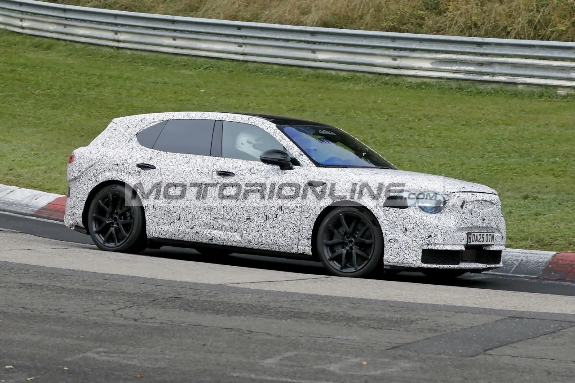 Bentley SUV elettrico - Foto spia 4-12-2025 - 1